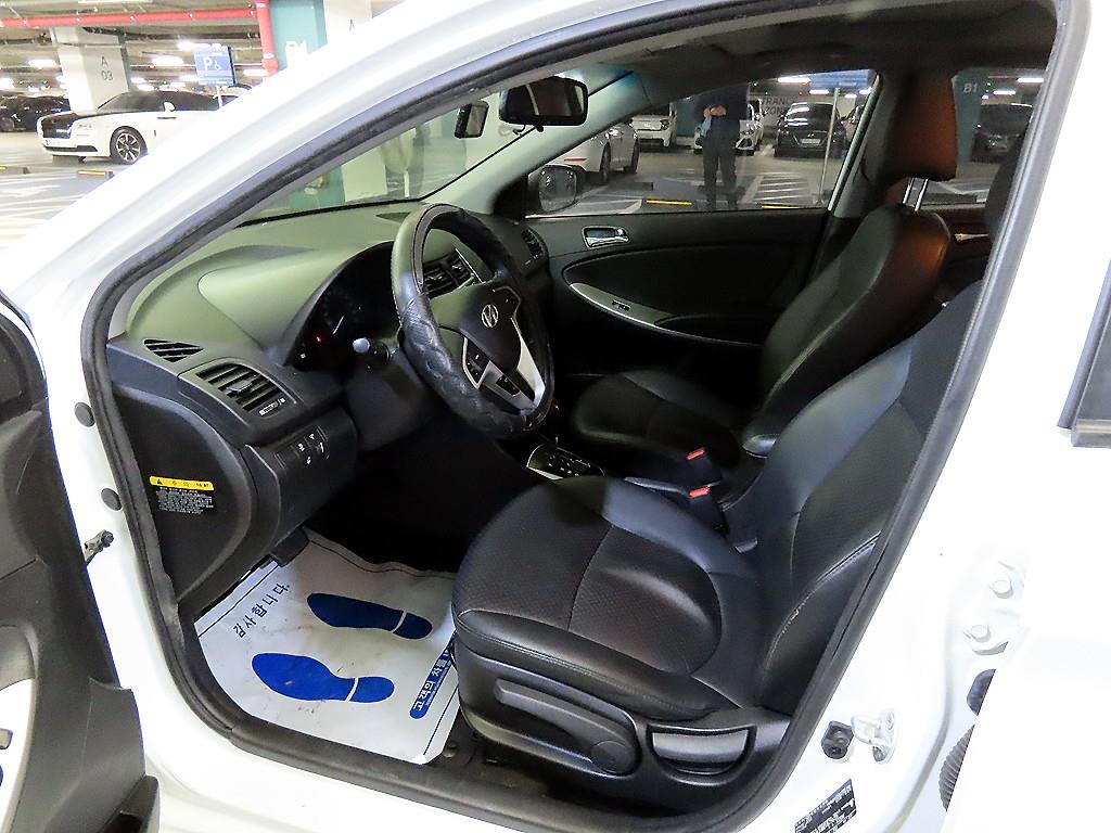 HYUNDAI Accent - Vista 6