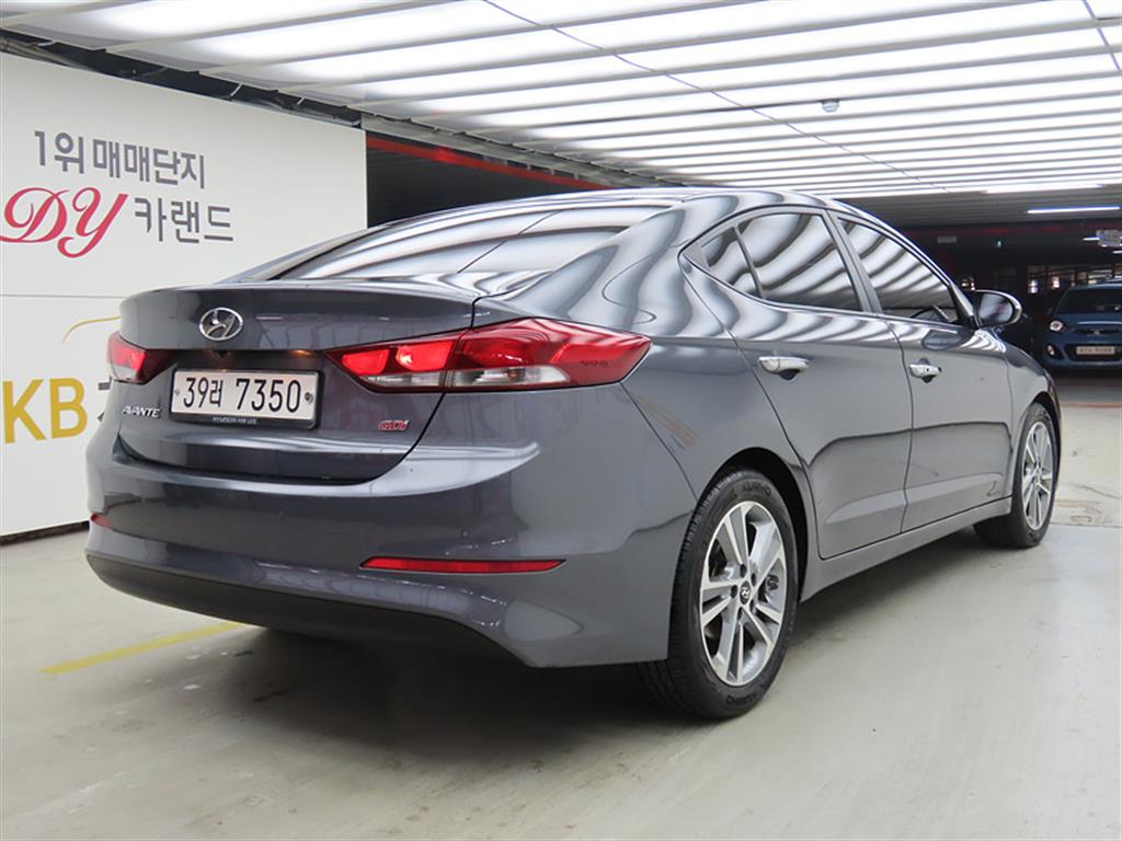 HYUNDAI Avante - Vista 4