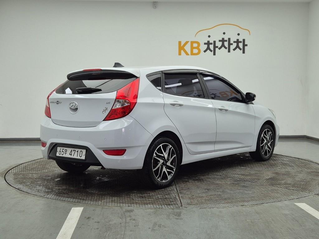 HYUNDAI Accent - Vista 4