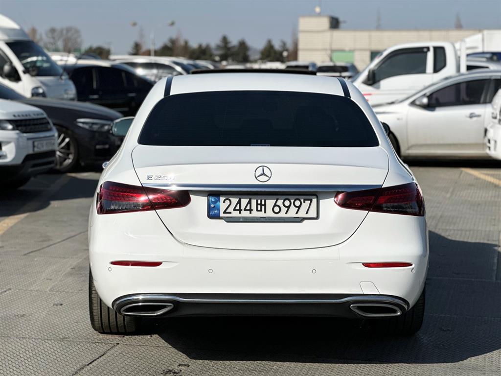 Mercedes Benz E class - Vista 3