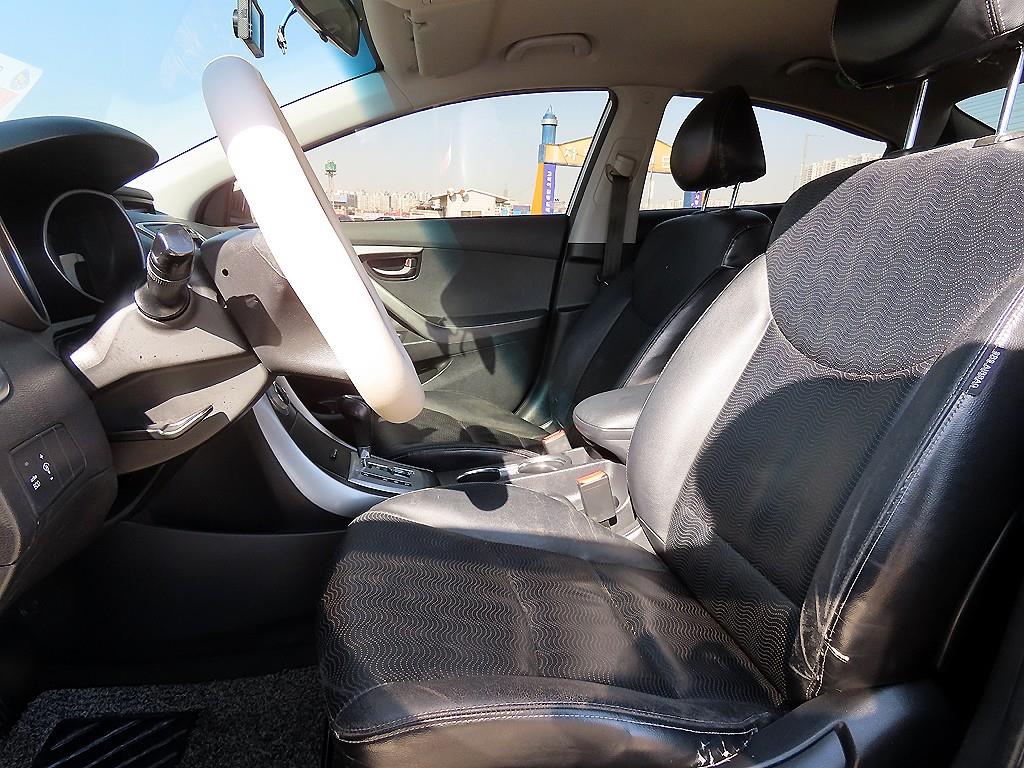 HYUNDAI Avante - Vista 5