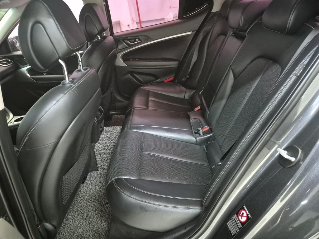 Genesis G70 - Vista 12