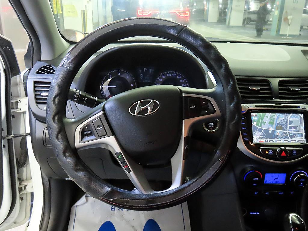 HYUNDAI Accent - Vista 8