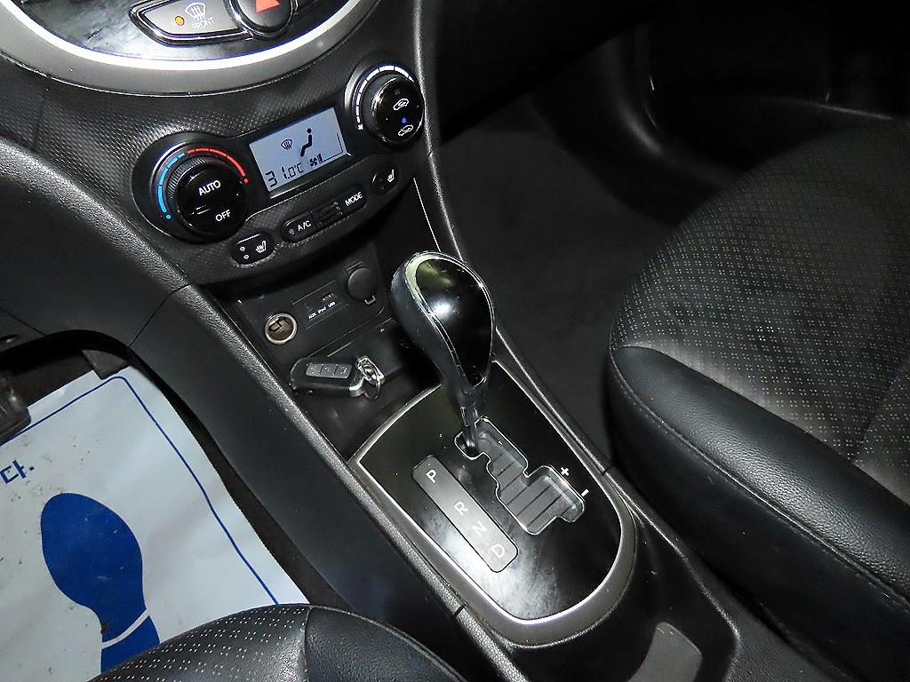 HYUNDAI Accent - Vista 12