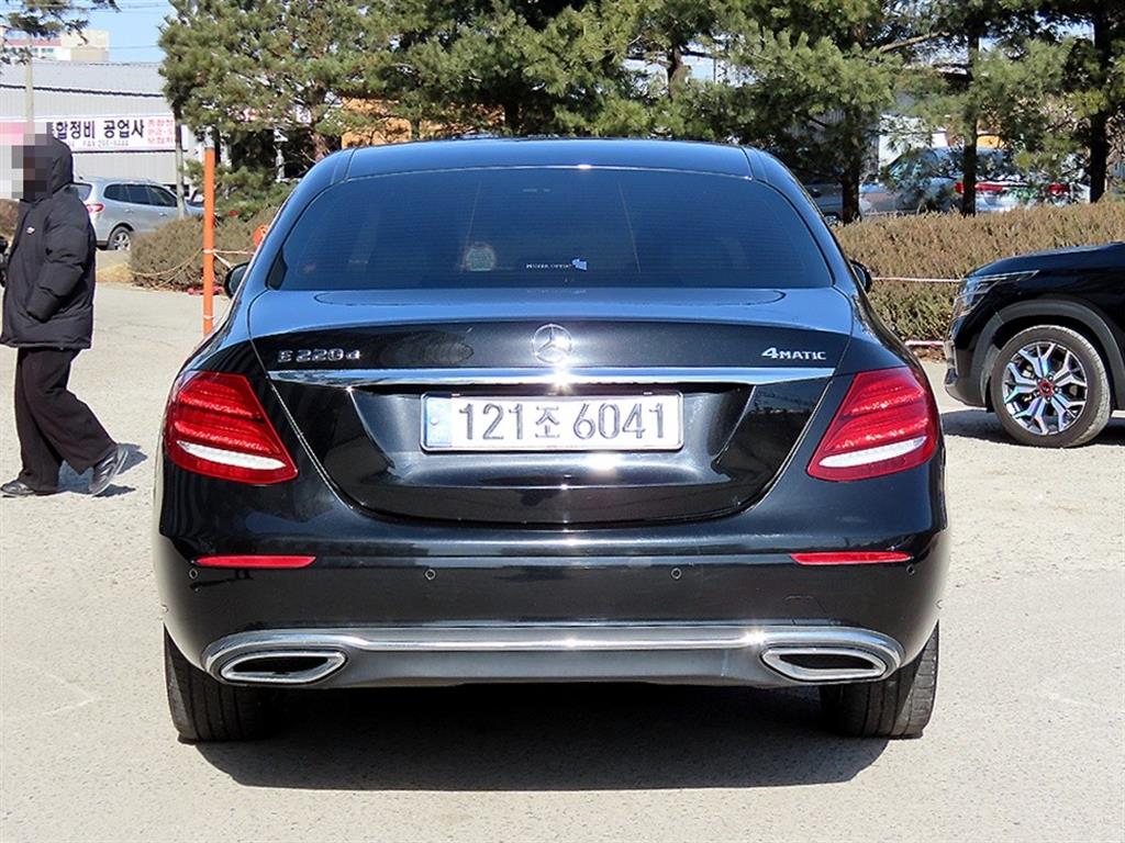 Mercedes Benz E class - Vista 4