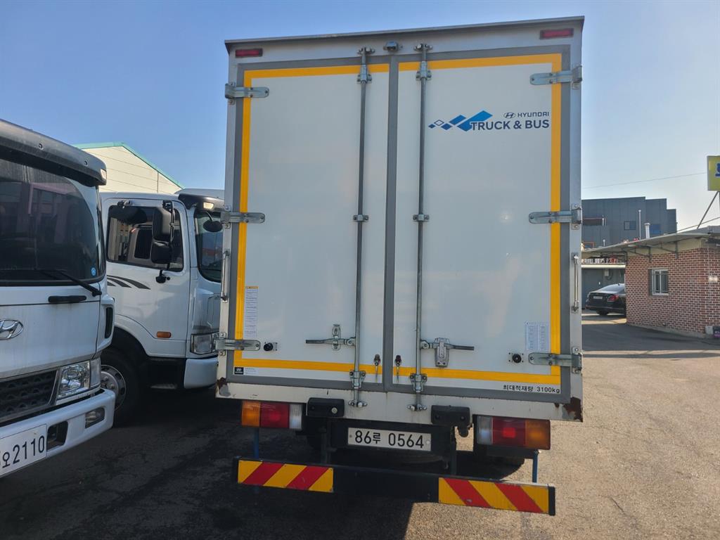 medium and large cargo truck - Vista 6