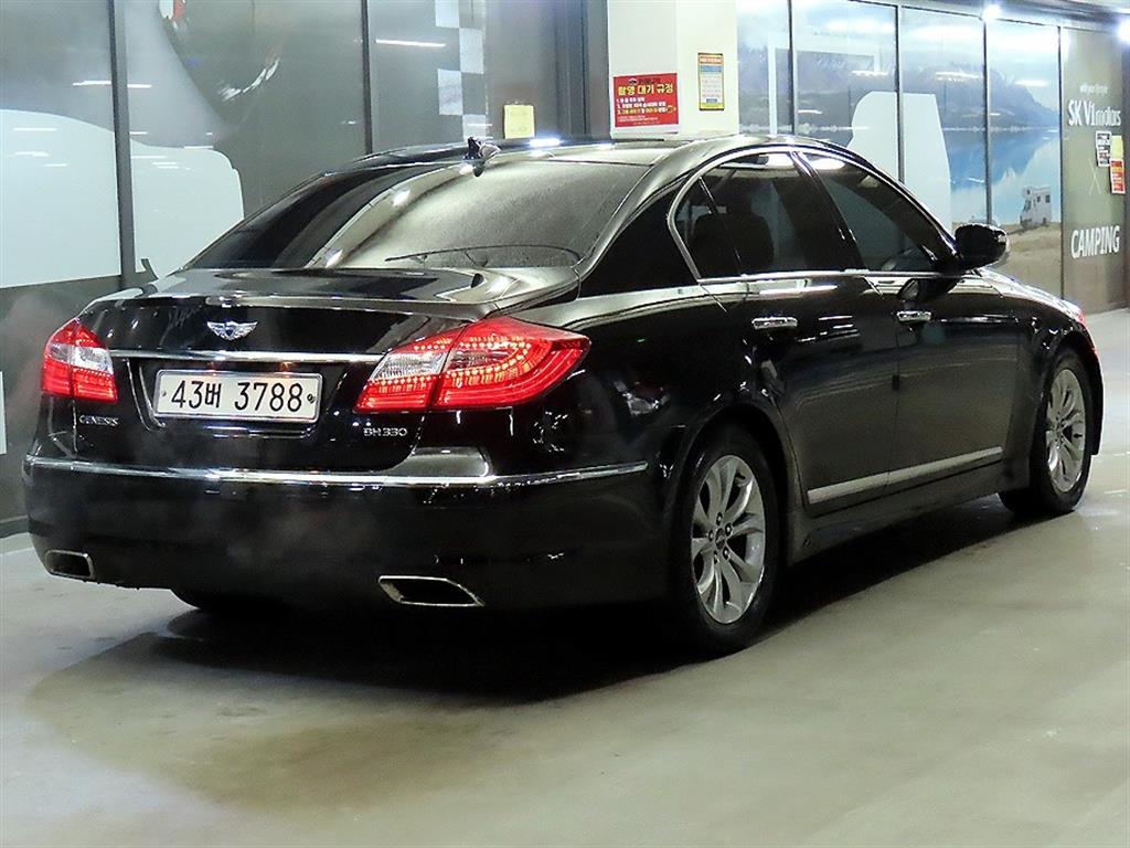 HYUNDAI Genesis - Vista 4