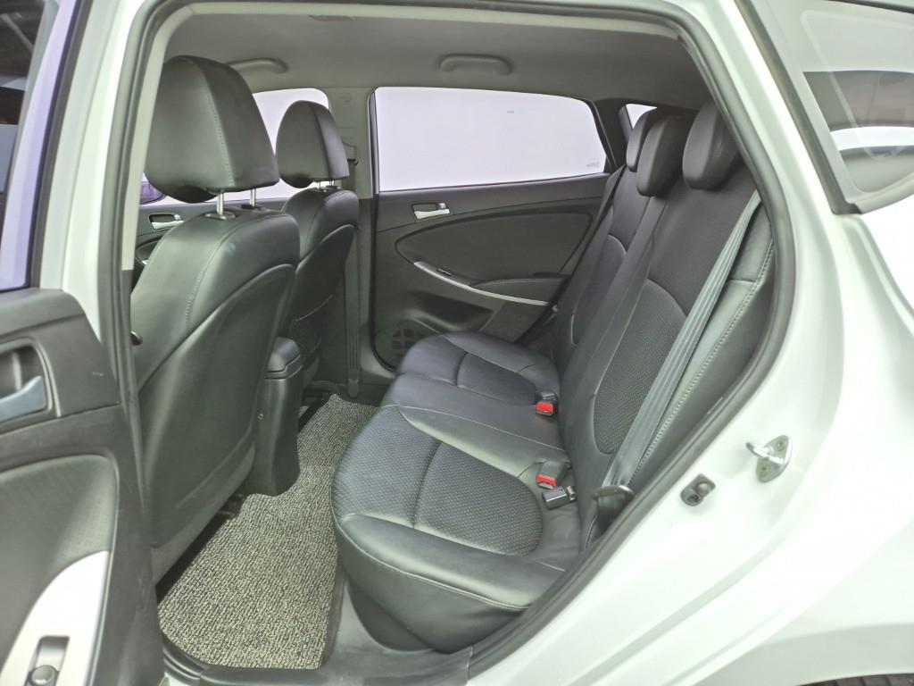 HYUNDAI Accent - Vista 12