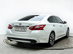 Nissan Altima - Vista 8