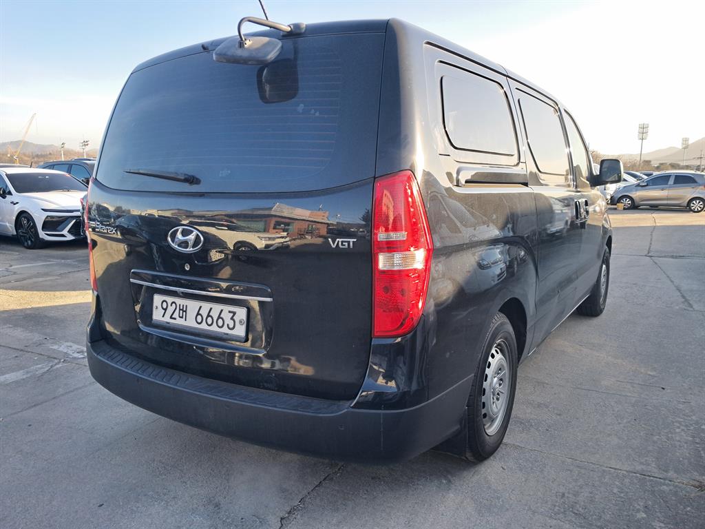 HYUNDAI Starex - Vista 3