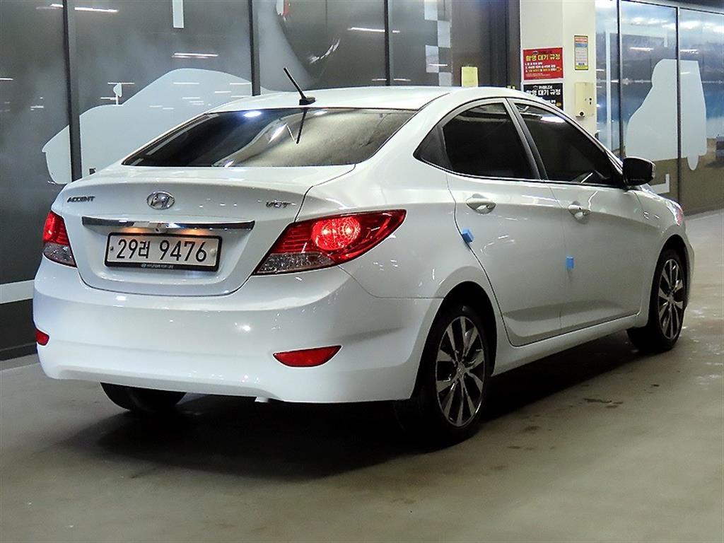 HYUNDAI Accent - Vista 4