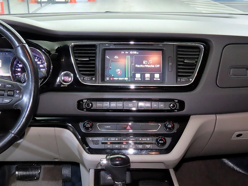 KIA Carnival - Vista 11