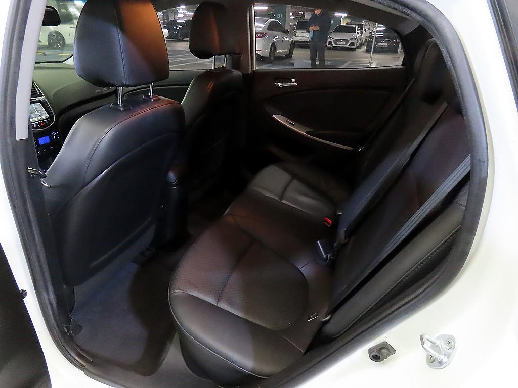 HYUNDAI Accent - Vista 7