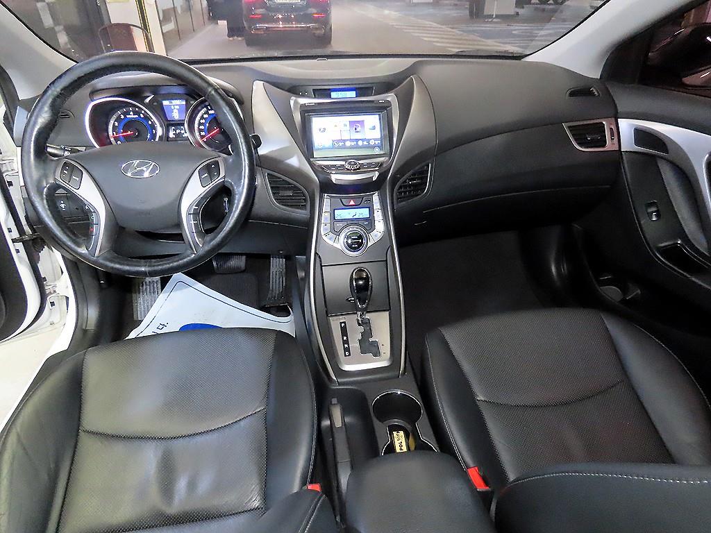 HYUNDAI Avante - Vista 10