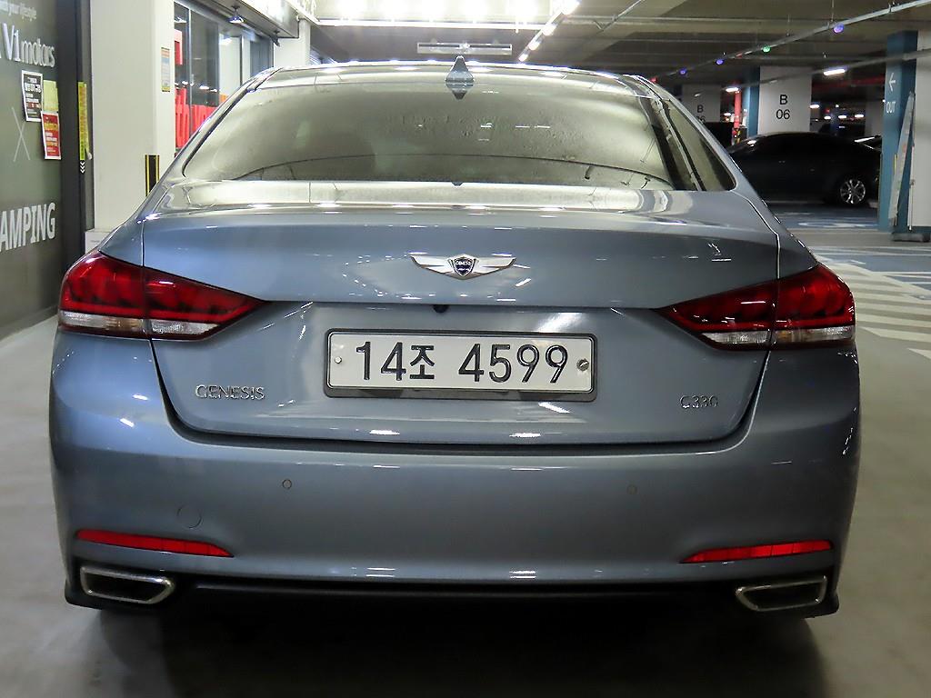 HYUNDAI Genesis - Vista 5