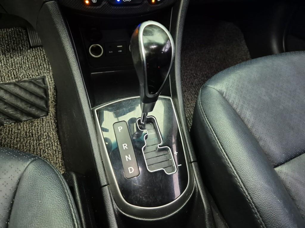 HYUNDAI Accent - Vista 8