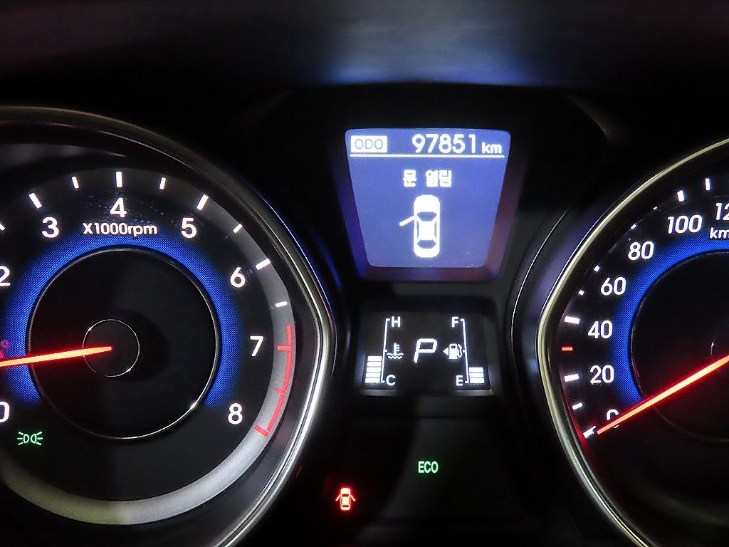 HYUNDAI Avante - Vista 9