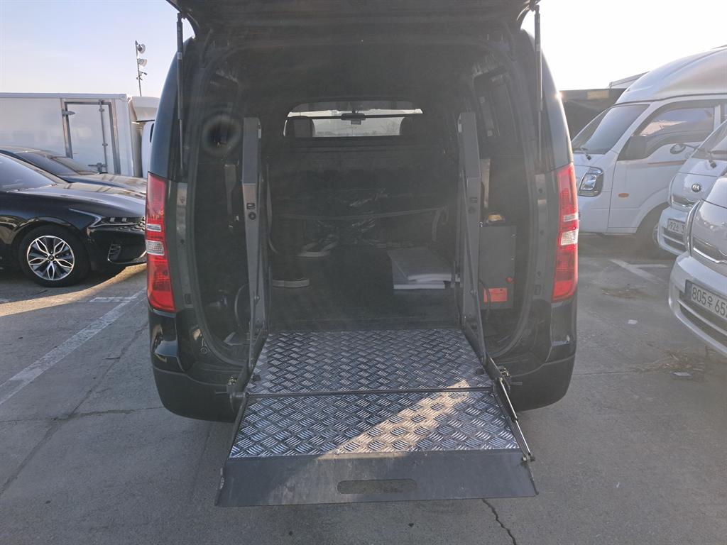 HYUNDAI Starex - Vista 6