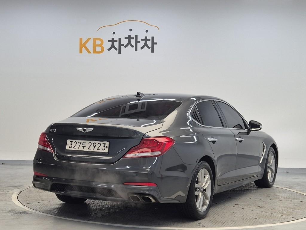 Genesis G70 - Vista 3