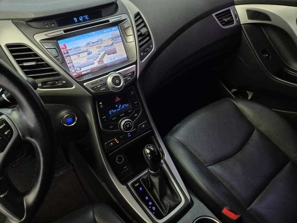 HYUNDAI Avante - Vista 10