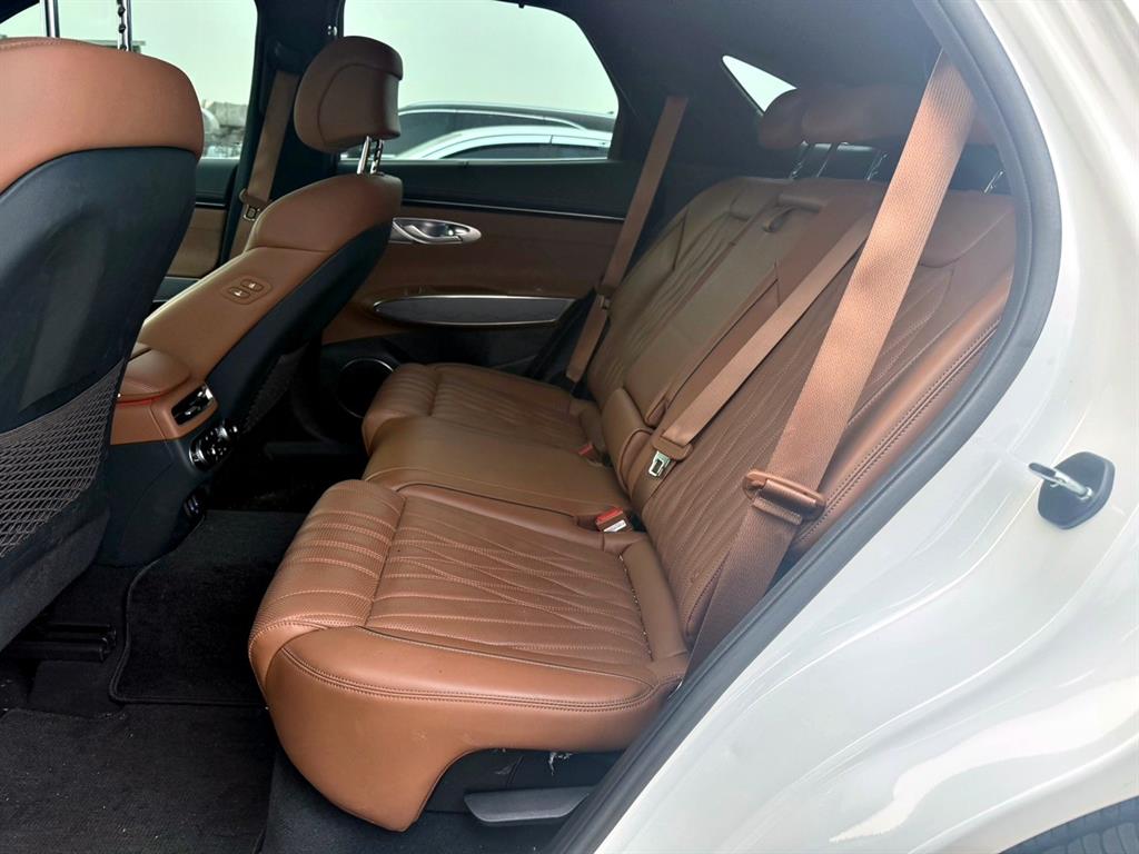 Genesis GV70 - Vista 8