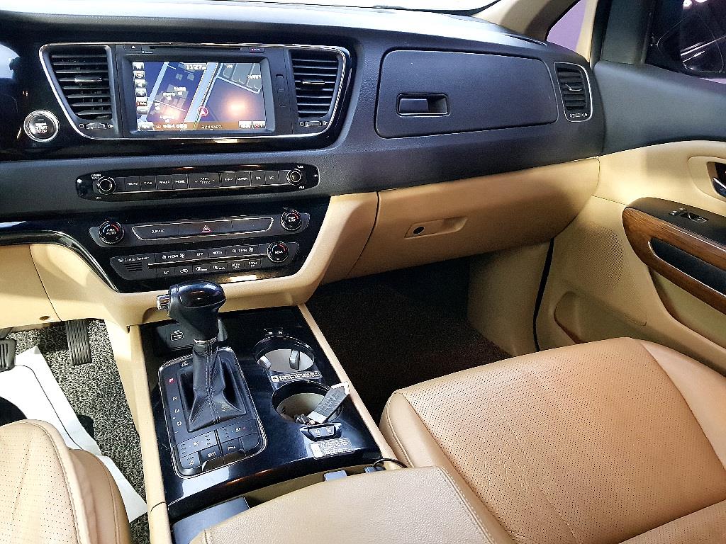 KIA Carnival - Vista 10