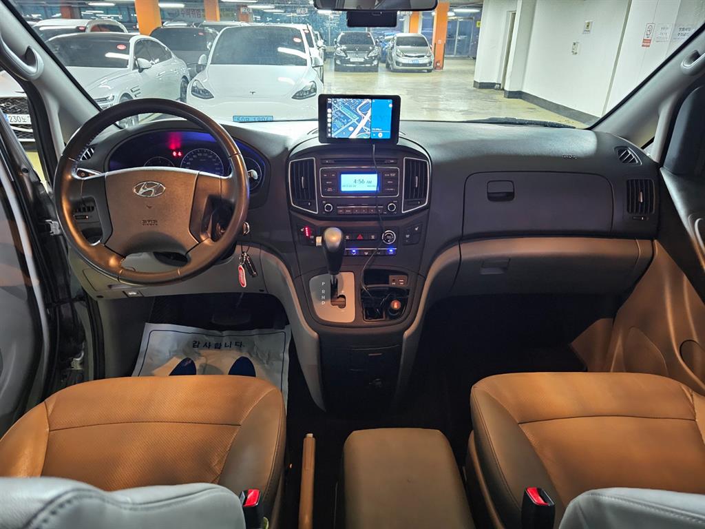 HYUNDAI Starex - Vista 7