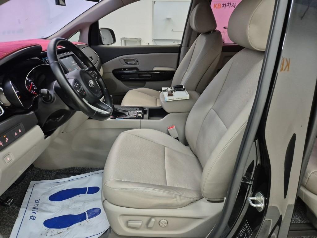 KIA Carnival - Vista 11