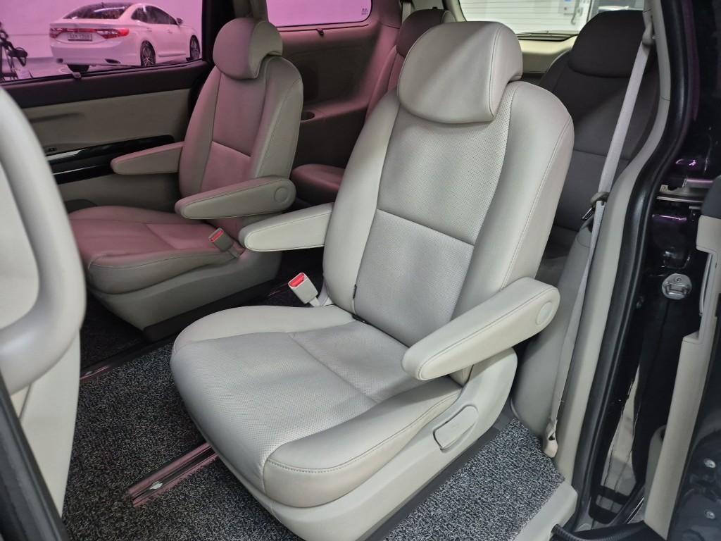 KIA Carnival - Vista 12