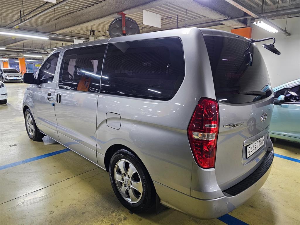HYUNDAI Starex - Vista 4