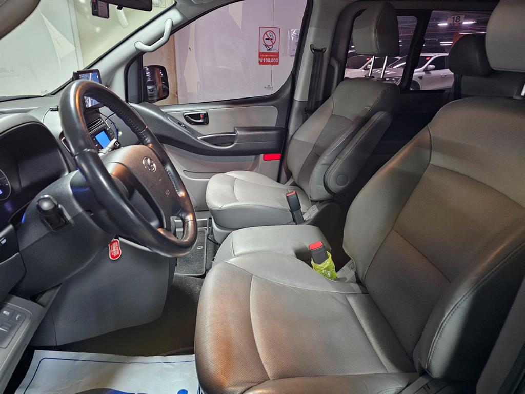 HYUNDAI Starex - Vista 8