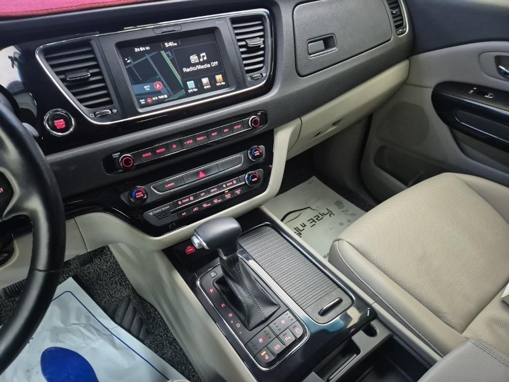 KIA Carnival - Vista 10