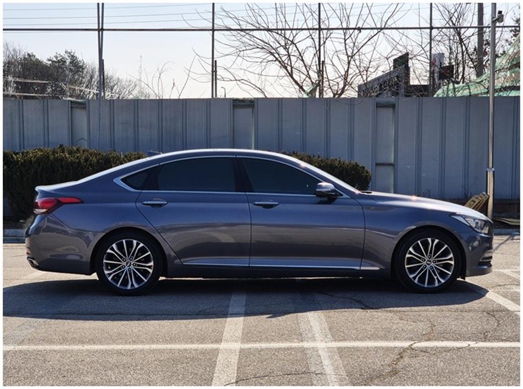 HYUNDAI Genesis - Vista 6