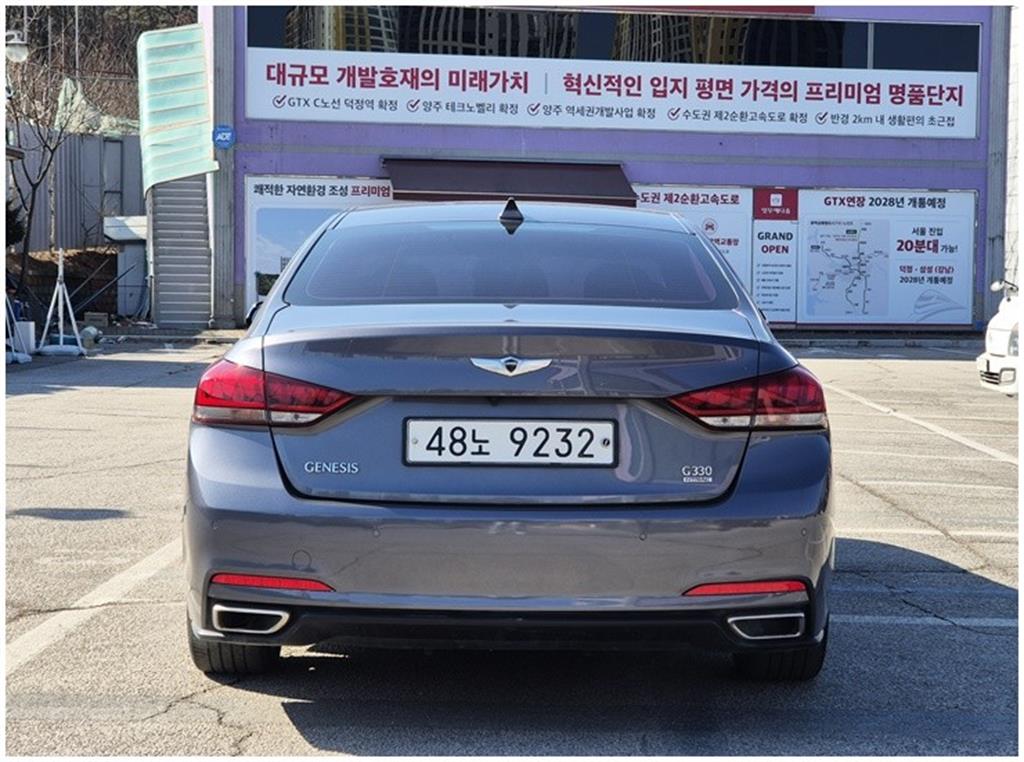 HYUNDAI Genesis - Vista 5