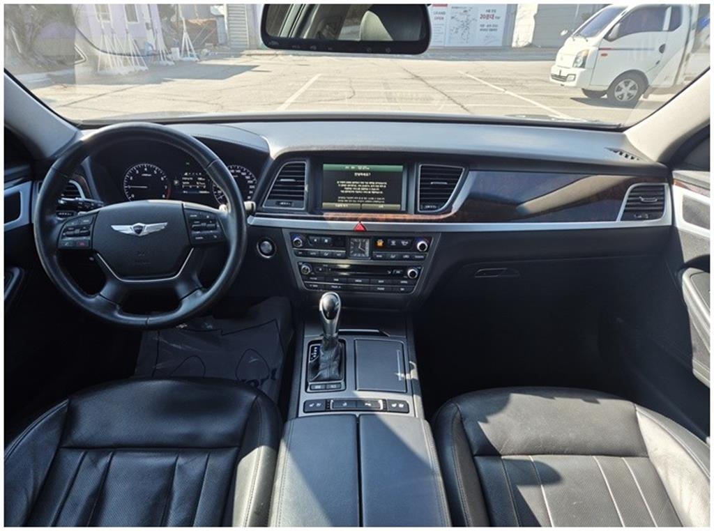 HYUNDAI Genesis - Vista 10