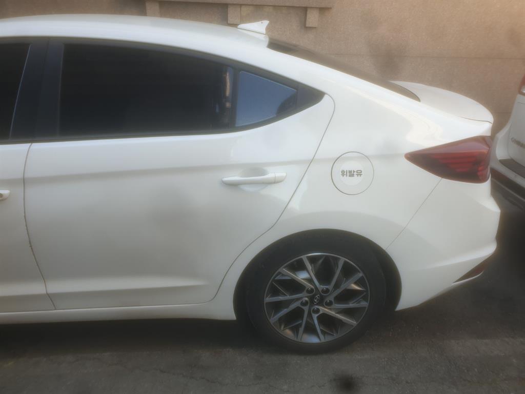 HYUNDAI Avante - Vista 2