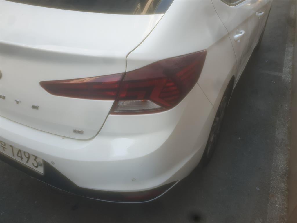 HYUNDAI Avante - Vista 10