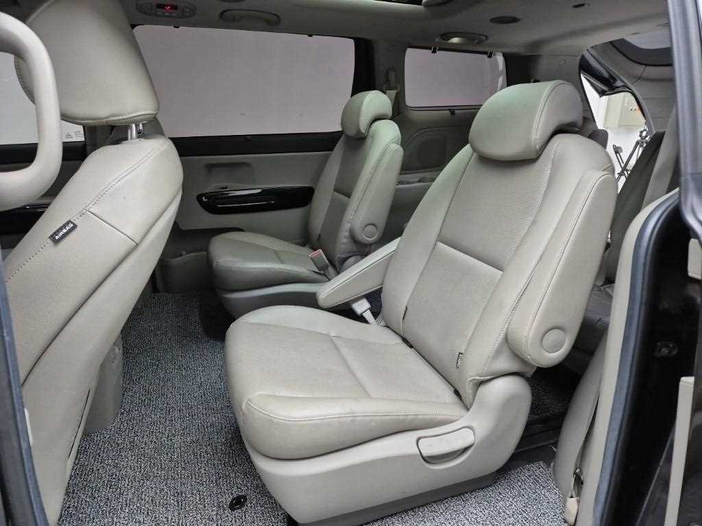 KIA Carnival - Vista 12