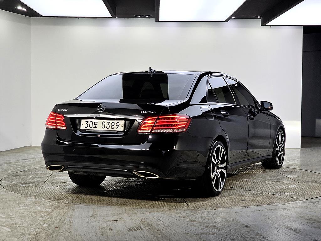 Mercedes Benz E class - Vista 4