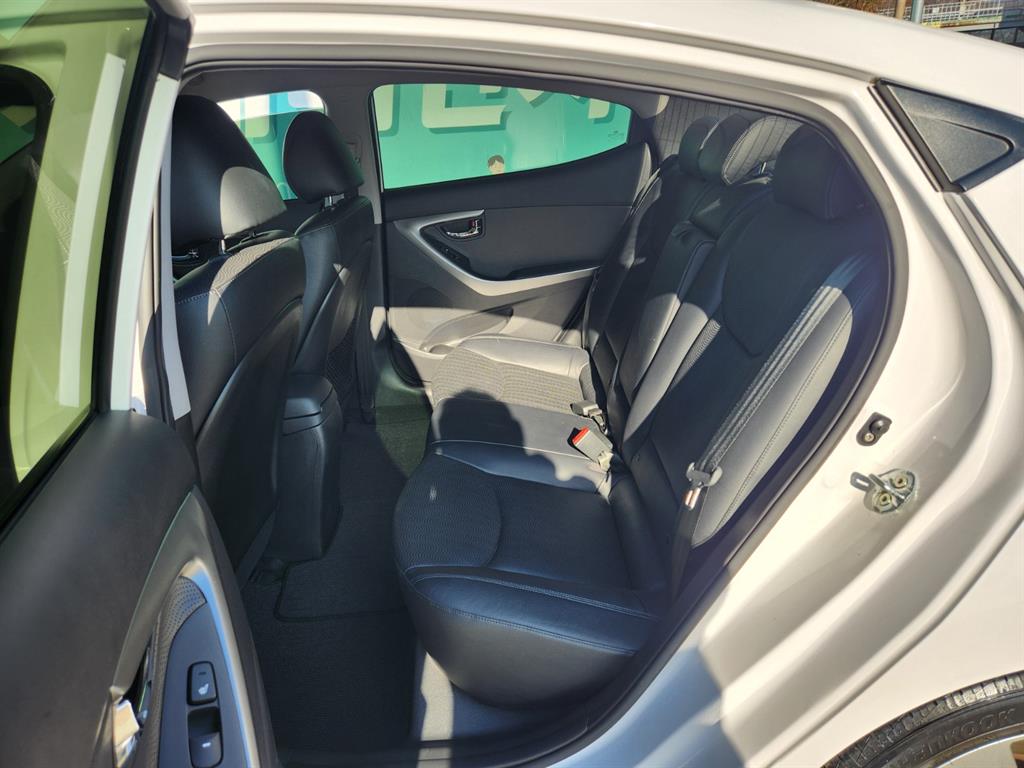 HYUNDAI Avante - Vista 7