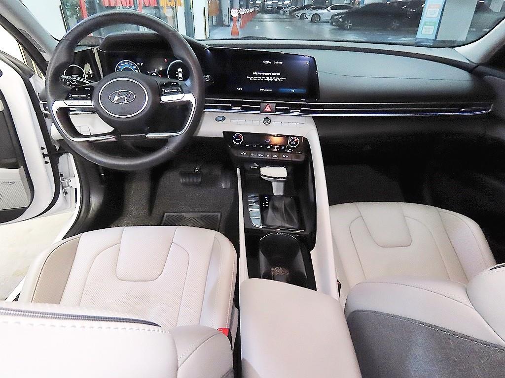 HYUNDAI Avante - Vista 10