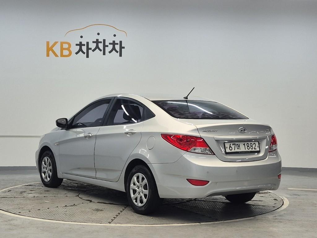 HYUNDAI Accent - Vista 2