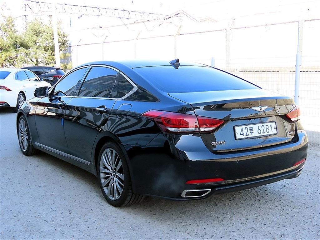 HYUNDAI Genesis - Vista 3