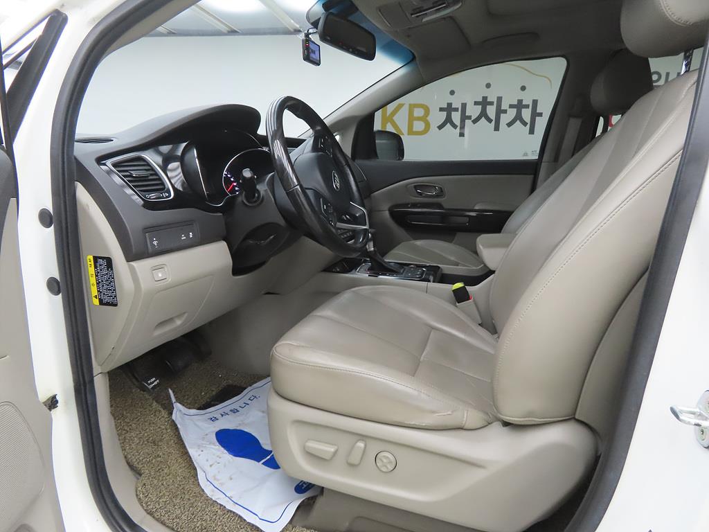 KIA Carnival - Vista 5