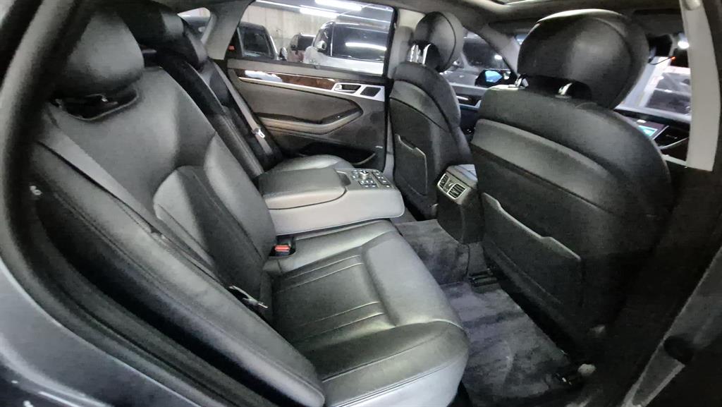 HYUNDAI Genesis - Vista 5