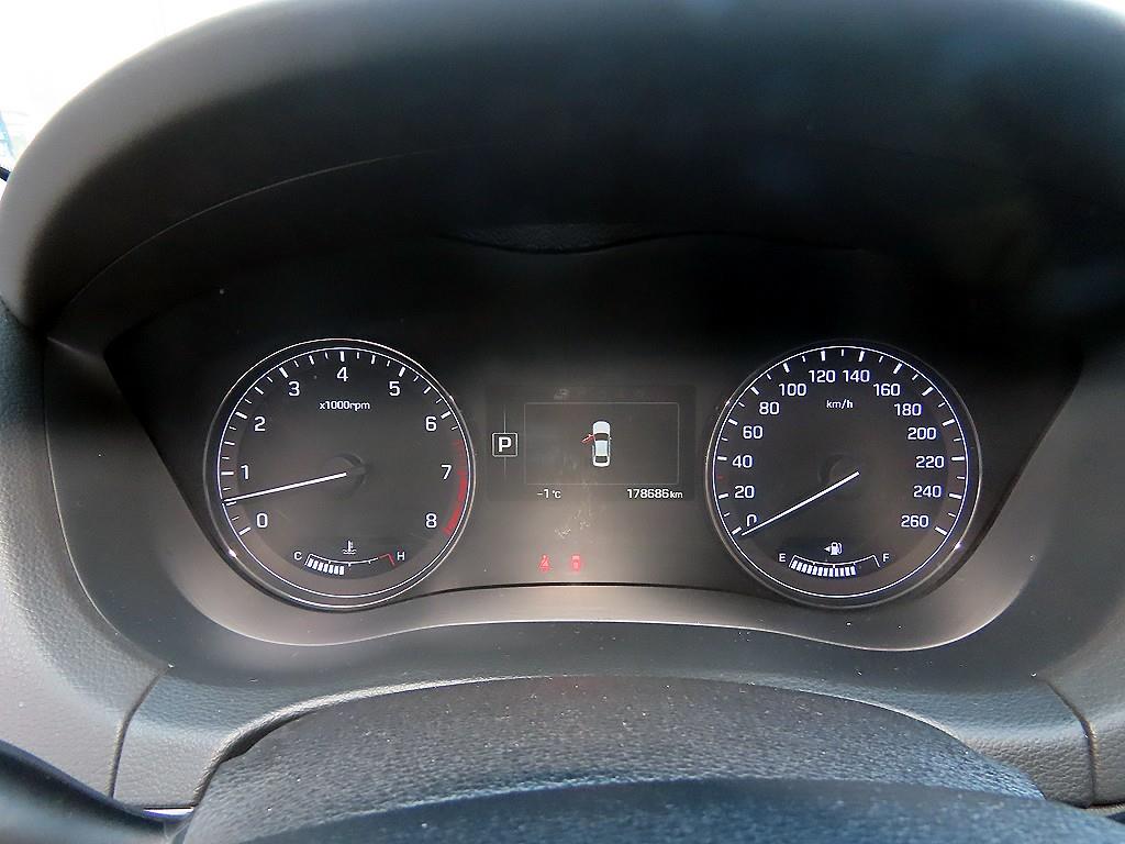 HYUNDAI Genesis - Vista 9