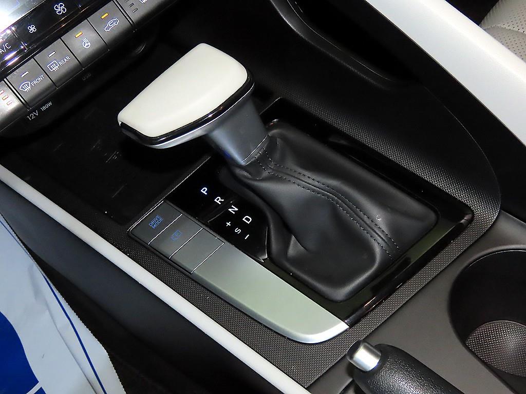 HYUNDAI Avante - Vista 12