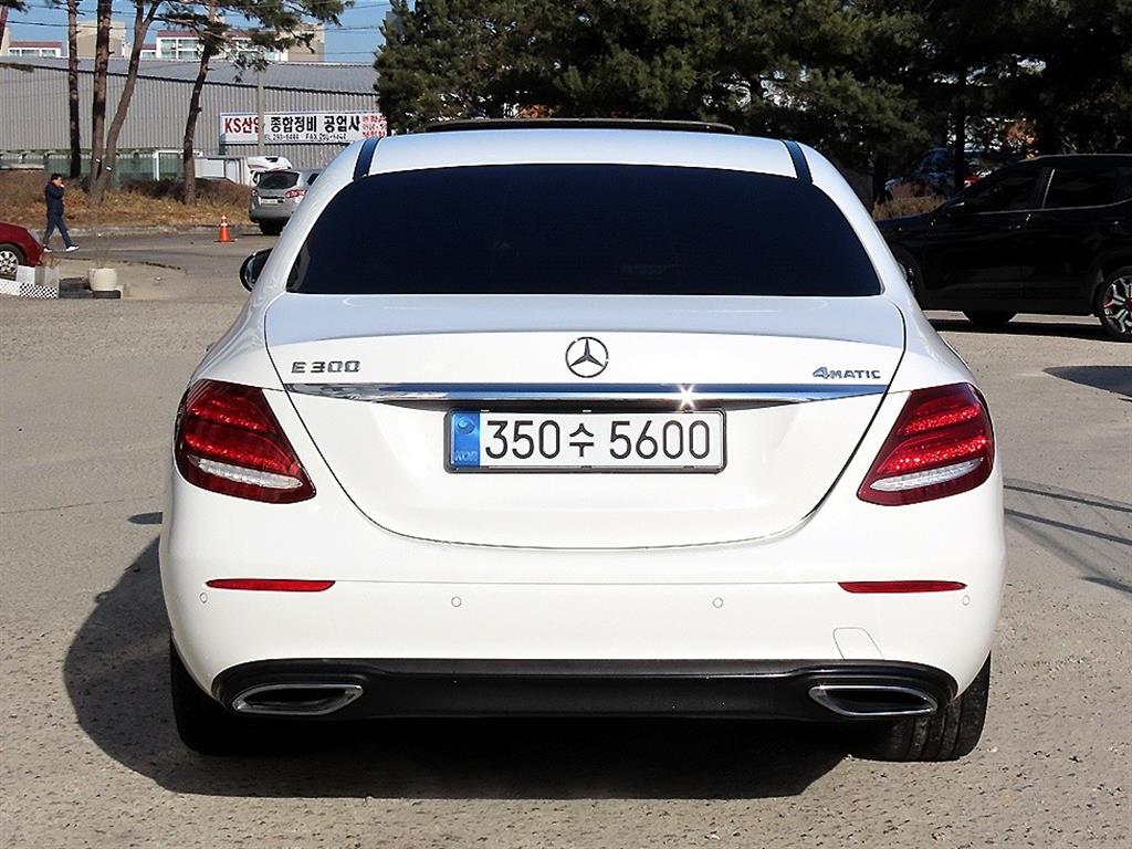 Mercedes Benz E class - Vista 4