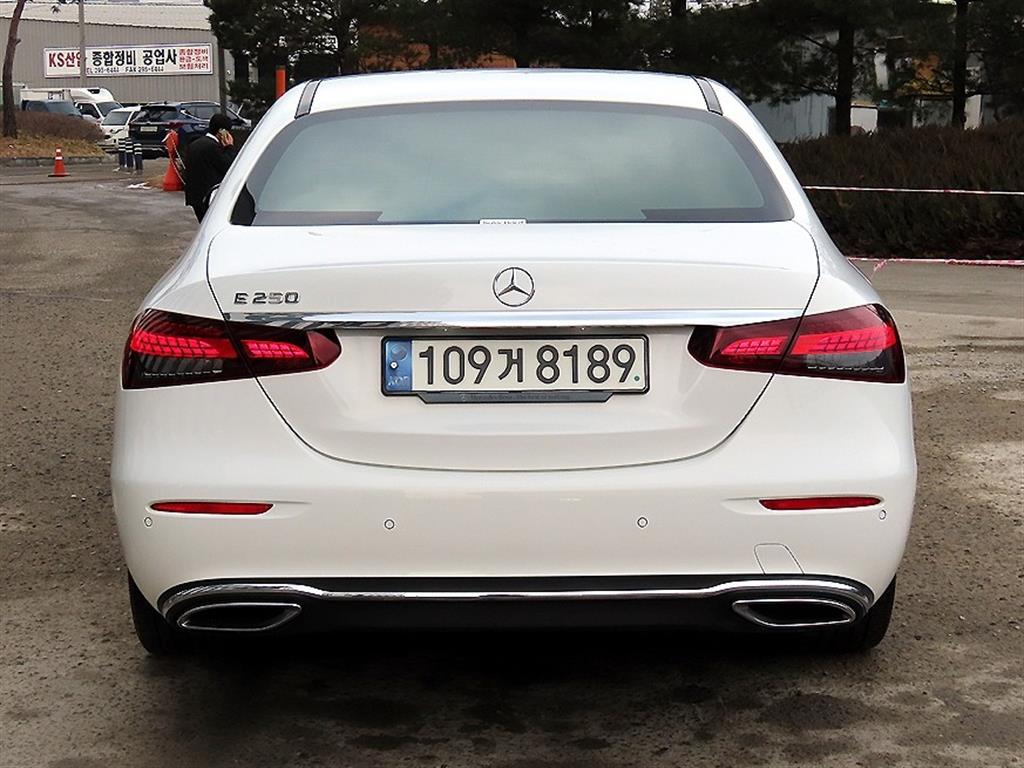 Mercedes Benz E class - Vista 4