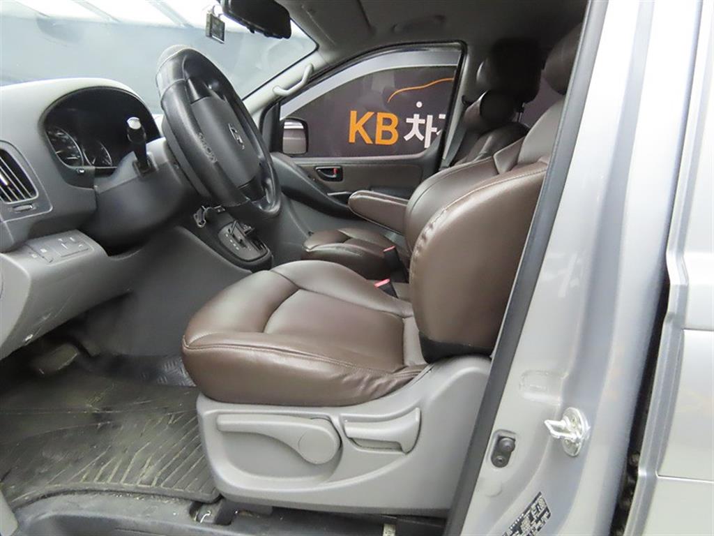 HYUNDAI Starex - Vista 5